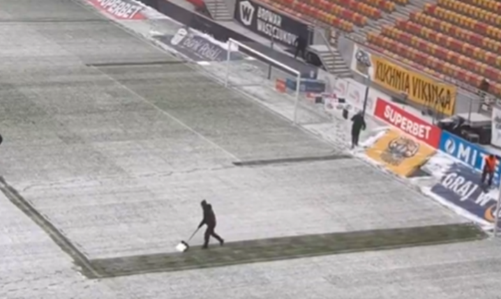 Filmik z ''ODŚNIEŻANIA'' murawy w Białymstoku stał się OGÓLNOŚWIATOWYM VIRALEM xD [VIDEO]